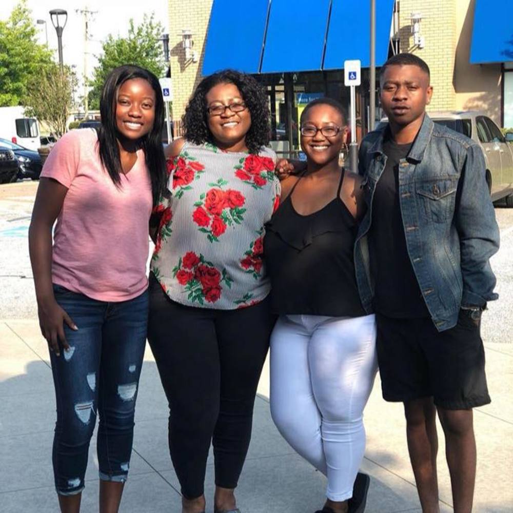 Meet your Posher, Holisha